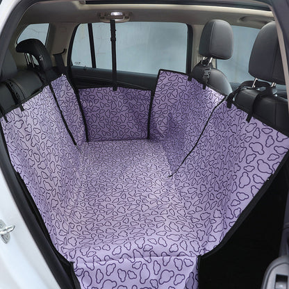 Funda morada estampada tipo hamaca sobre los asientos traseros del coche