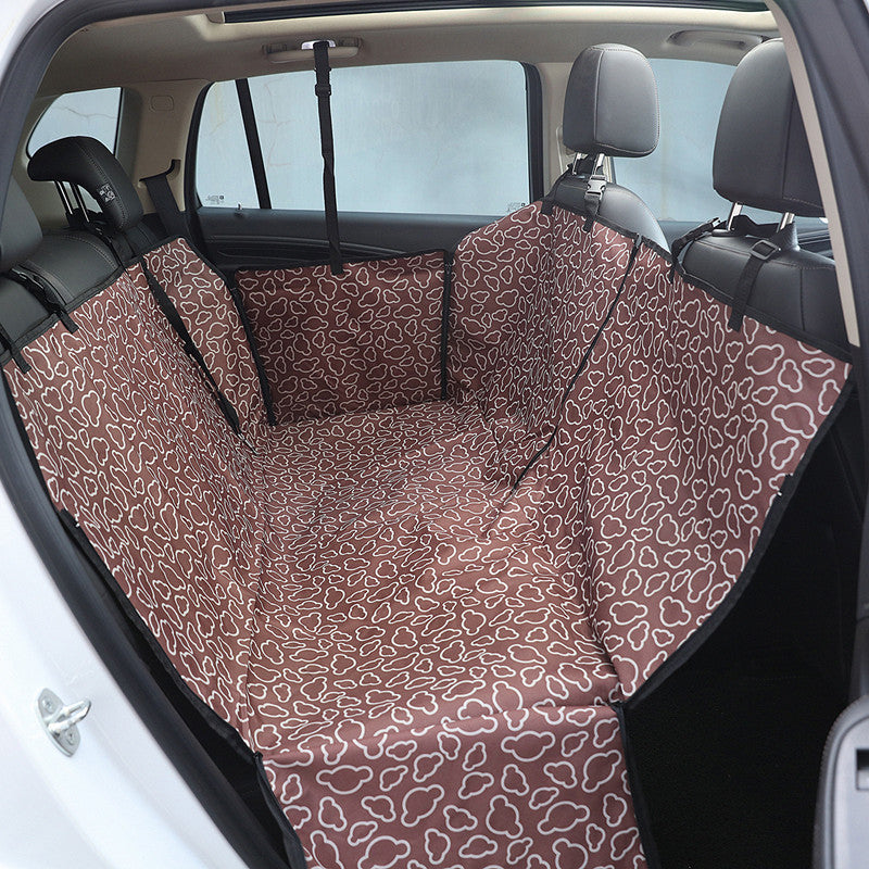 Funda marrón estampada tipo hamaca instalada en los asientos traseros del coche