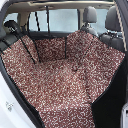 Funda marrón estampada tipo hamaca instalada en los asientos traseros del coche