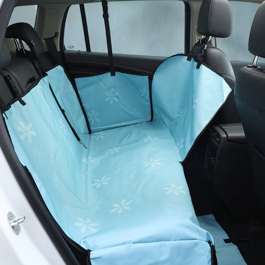 Funda azul con estampado floral para proteger los asientos traseros del coche al viajar con perros
