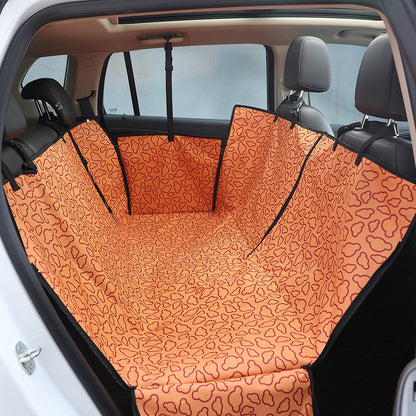 Funda naranja estampada para proteger los asientos traseros del coche al viajar con perros