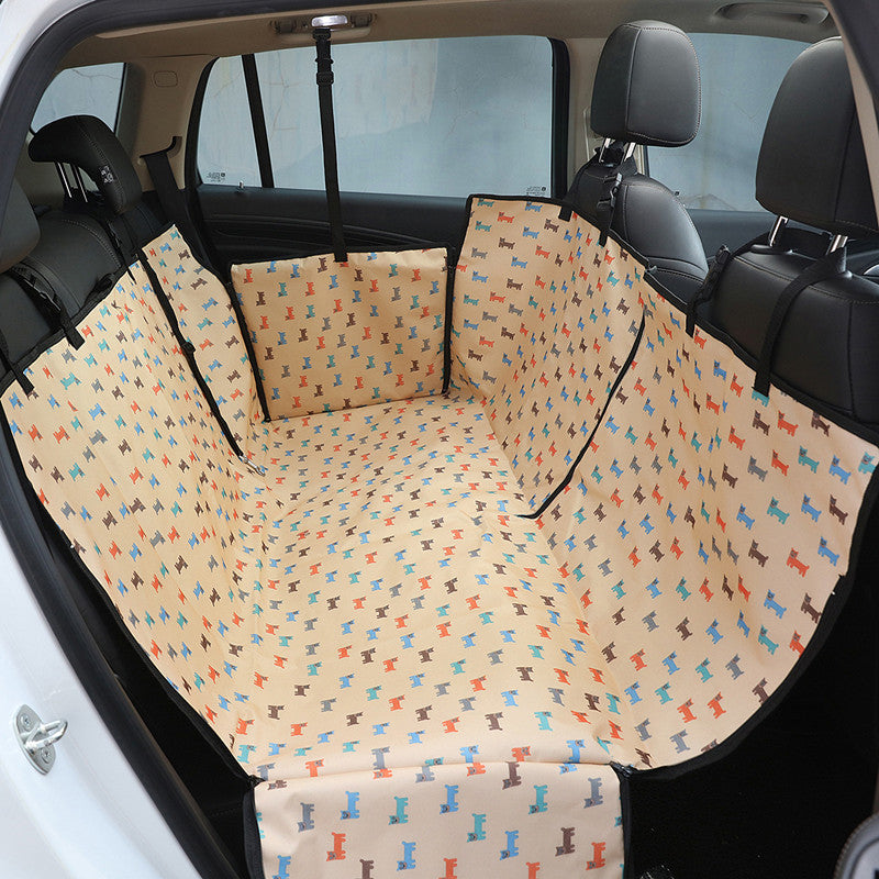 Funda beige con estampado de perros tipo hamaca sobre los asientos traseros del coche